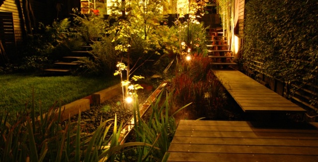 Trä terrass trappor belysning trädgård damm gräsmatta