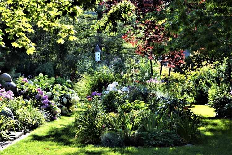 Grundläggande trädgårdsutrustning för underhåll av rabatter och gräsmattor året runt