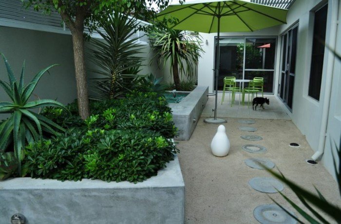 trädgårdsmöbler grön lime parasoll tropiska växtidéer