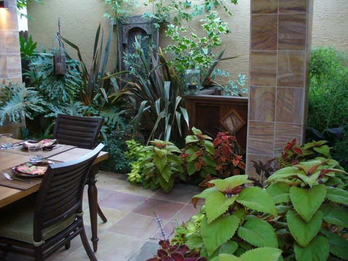 terrass uteplats utomhus design tropiskt matbord