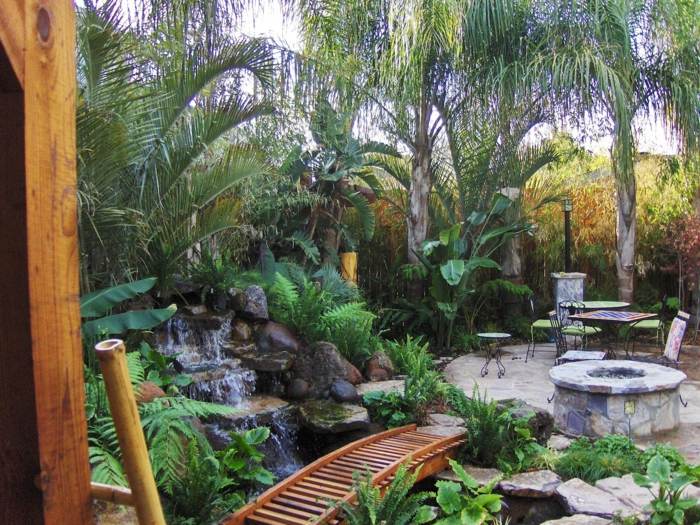 trädgård idéer växter palmer terrass öppen spis bro