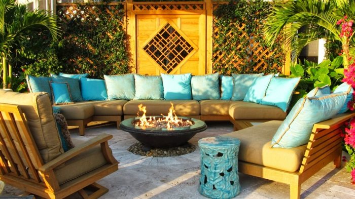 exotisk terrassdesign soffa kuddar ljusblå palmer