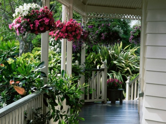 Designa en veranda och häng upp blomlådor
