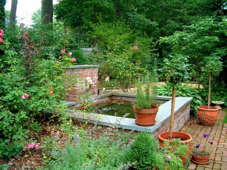 trädgård-torg-engelsk-trädgård-vild-plantering-kantig-fontän