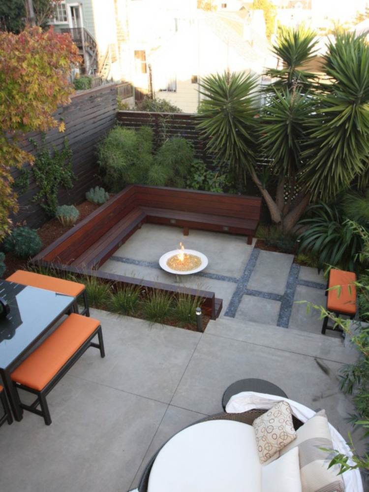 trädgård-torg-modern-design-sittplatser-träpaneler-palm-eldstad-rund