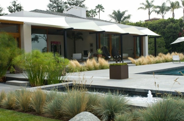 modern-design-med-naturligt-gräs-och-fontäner