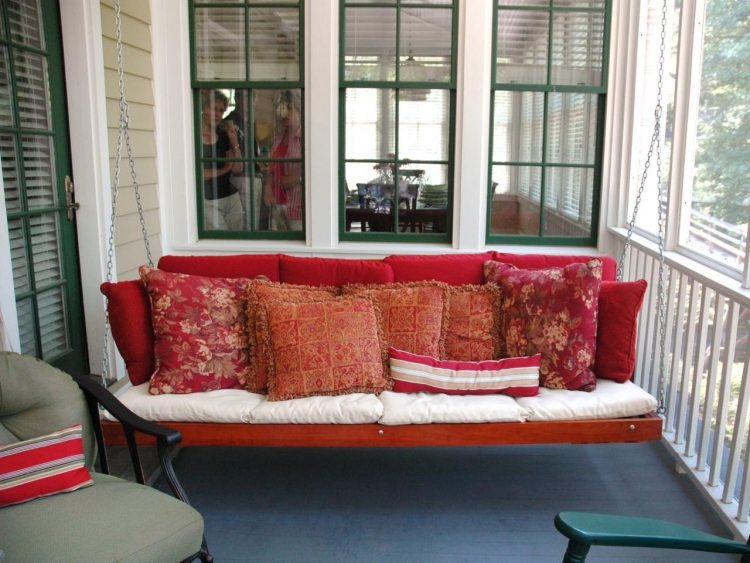trädgård-lounge-möbler-ström-design-fritids-område-röd-gungande-soffa-kuddar-mysigt
