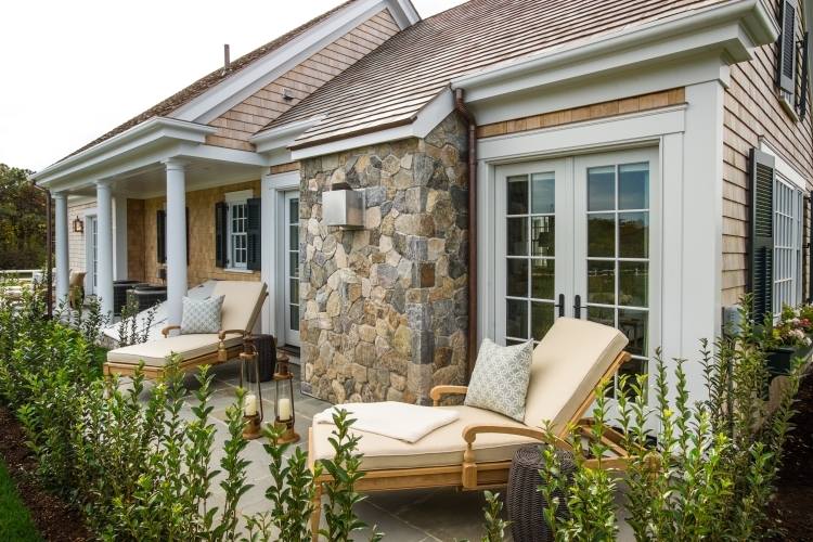 trädgård-lounge-möbler-ström-design-fritids-område-bakgård-vita-lykta-stenar