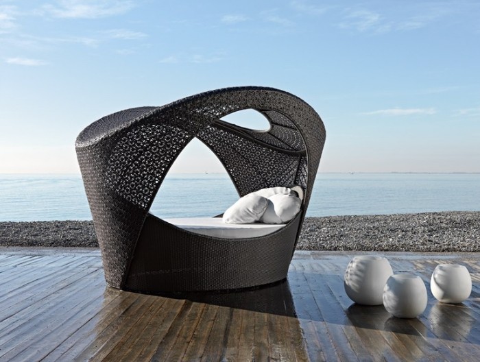 Trädgård-lounge-möbler-idéer-2015-Altea-plast-fiber-alkov-trädgård-säng-Varaschin