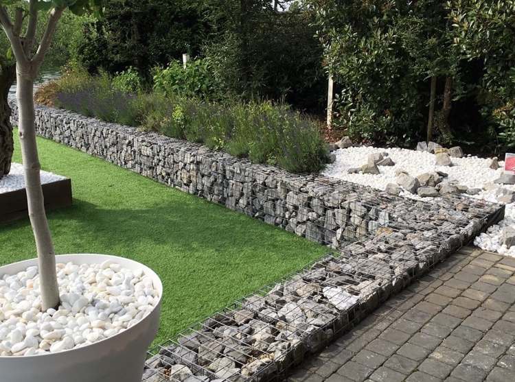 Skapa en trädgård med stenar Gabions. Stödmur. Höjdskillnader Trädgårdsterrass