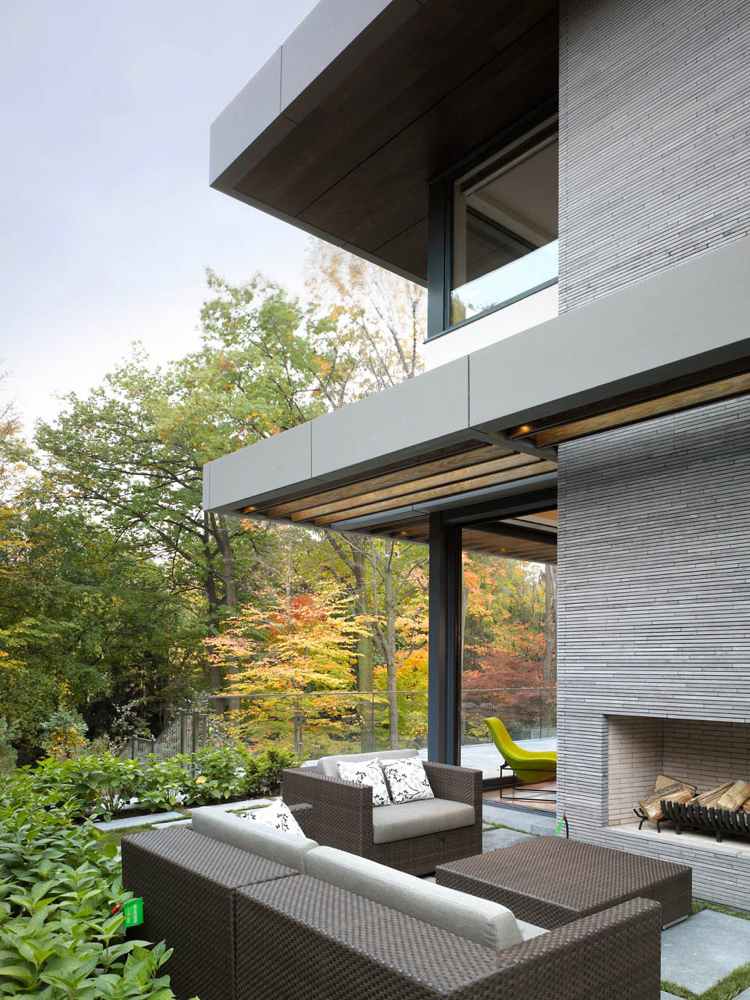 trädgård-terrass-frodig-grönska-modern-hau-glas räcke-trädgårdsmöbler
