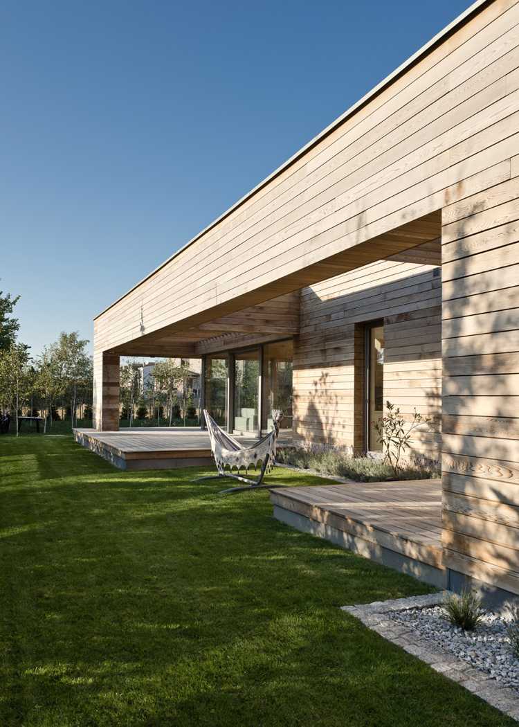 trädgård-terrass-frodig grönska-trä beklädnad-hus fasad-trädäck