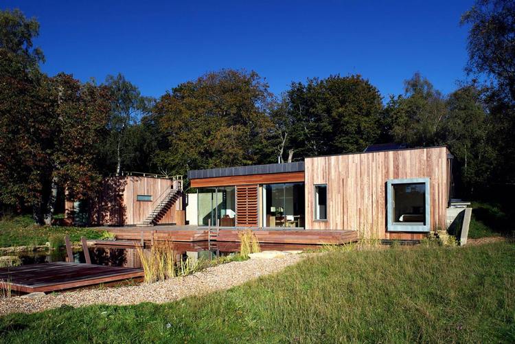 trädgård-terrass-frodig grönska-naturlig pool-gräsmatta-trähus