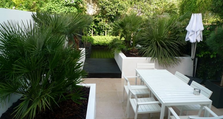 trädgård-modern-design-matplats-exotiska-växter-vita-möbler