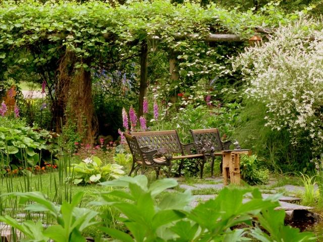 trädgård sidobord bänk stol romantisk frodig plantering