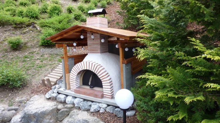 trädgård-pizza-ugn-takläggning-trä-sten-stöd-lutning