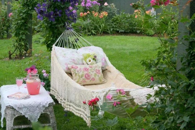 planera trädgård hängmatta kudde romantisk sidobord limonad