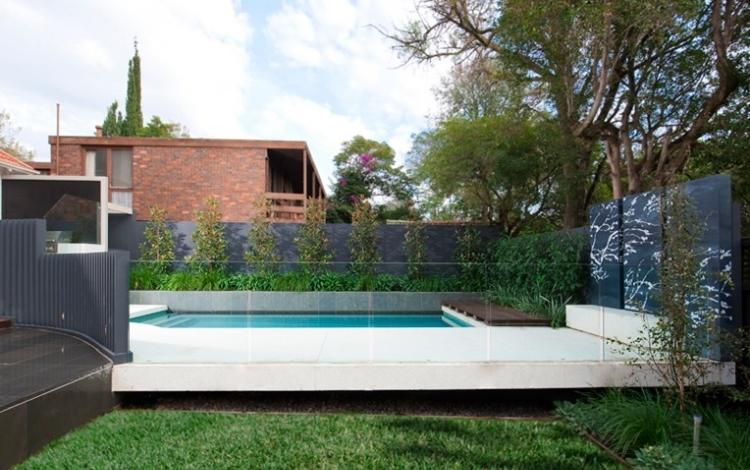 Trädgård-pool-betong pool-trä trädgård bänk