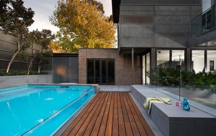 Trädgård-pool-trä terrass-betong trädgård bänk