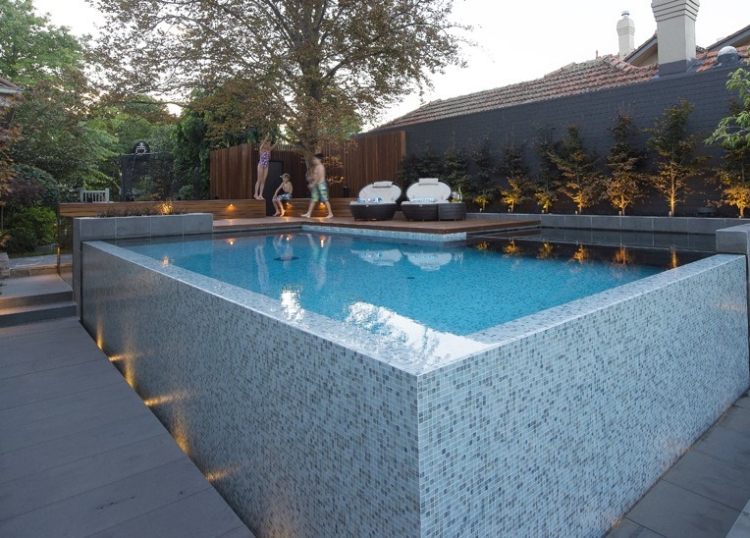 Trädgård-pool-mosaik-kakel-ovan mark-betong