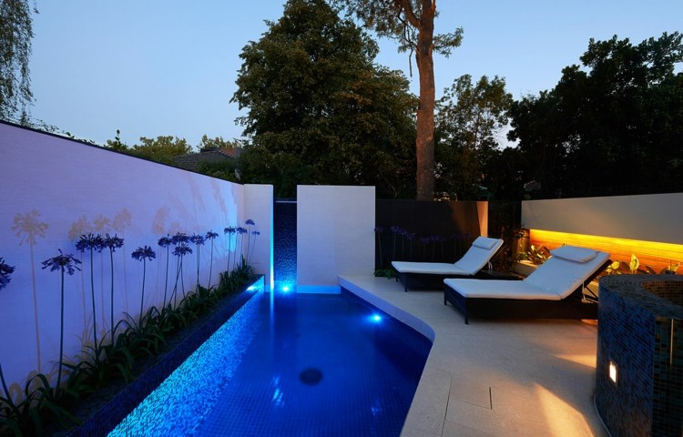 trädgård pool liten-idé-blå-belysning-schäslong
