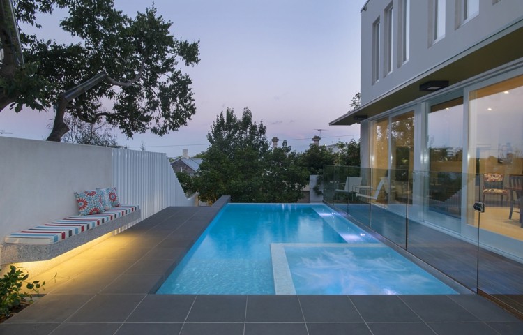 trädgård pool integrerad-bubbelpool-inspiration-grå-kakel-terrass