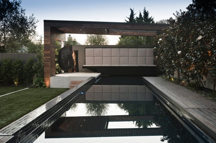 trädgård-pool-svart-design-mosaik-sittplatser-lounge-swing