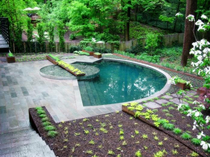 modern-utomhus-pool-i-trädgården-naturlig-atmosfär-sten-terrass