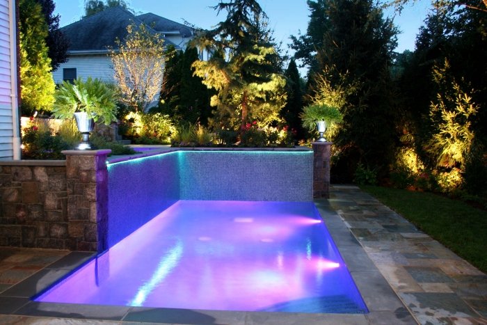 Utomhus-badrum-med-belysning-LED-effekter-modern-trädgård design