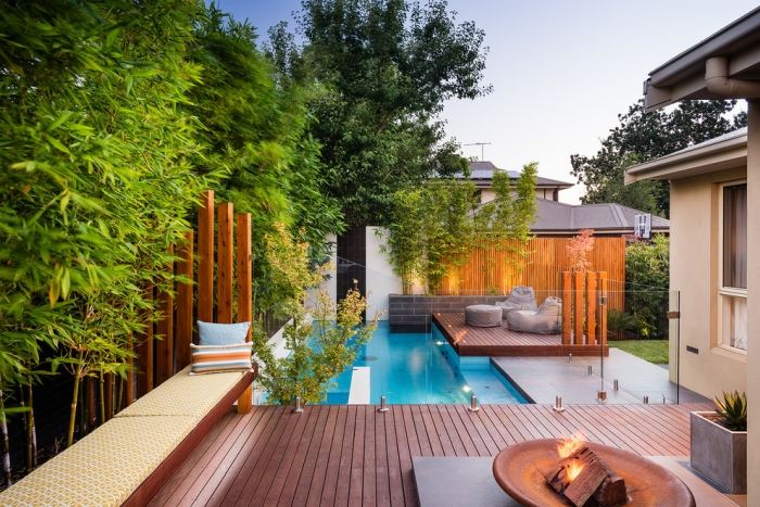 Trädgård-pool-idéer-2015-moderna-trädäck-lounge-möblering-pool omger gjorda av träplankor