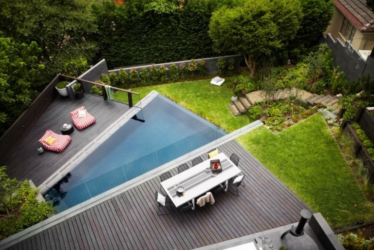 Trädgård-pool-idéer-2015-infinity-pool-trä terrass-glasräcke