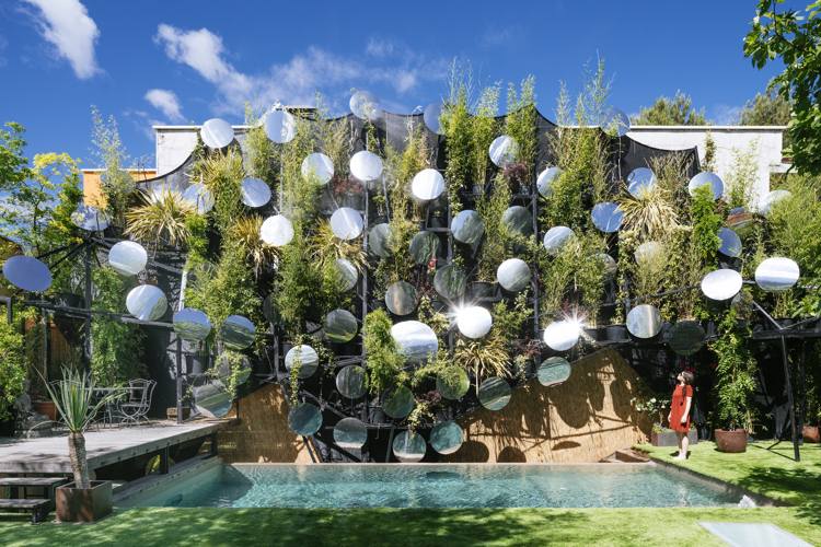 Trädgårdspool-luft-kylsystem-vatten-ånga-pool-spegel-urban