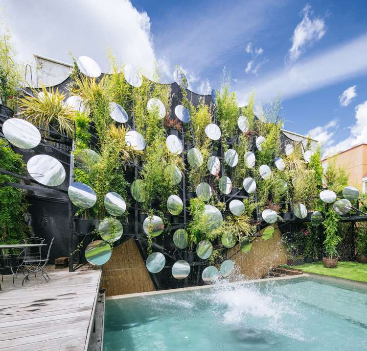 trädgård-pool-luftkylning-system-vatten-ånga-solsken-växt-fukt