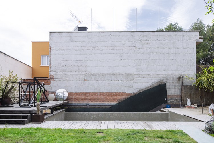 trädgård-pool-konvertering-projekt-vägg-lounge-betong