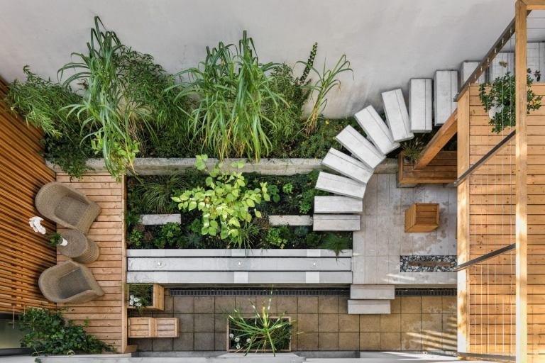 Gör en fin liten trädgård på innergården kompakt med trappor och trädgårdsmöbler