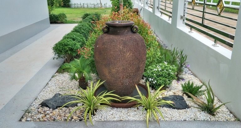 Kombinera antika planteringar med växter i trädgården och ge dem ett rustikt utseende