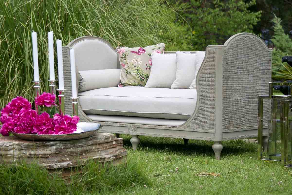 ädel design för små trädgårdar vackert med soffa och ljus