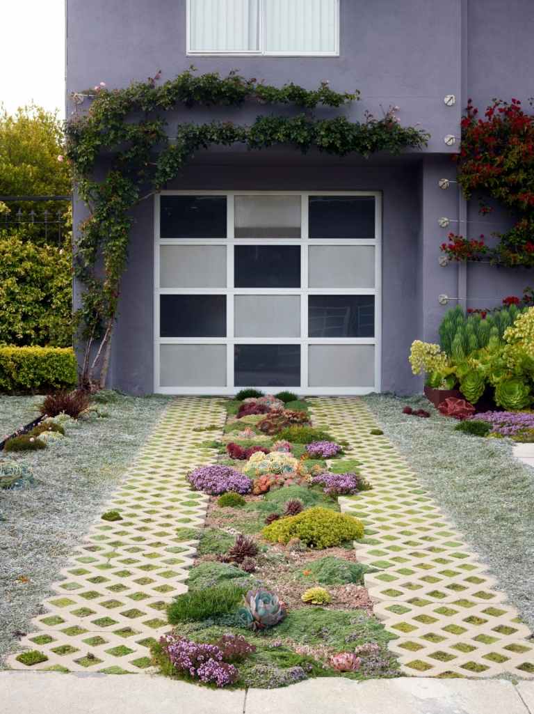 Gör garageentrén i trädgården vacker med succulenter och klätterväxter på husets fasad