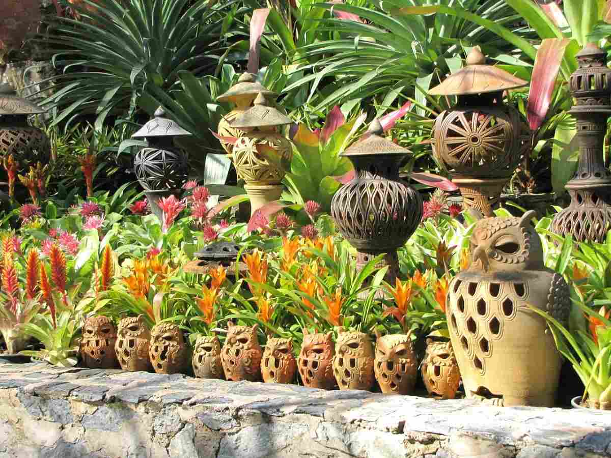 Uggelfigurer i keramik kombineras med växter för trädgårdsdesign