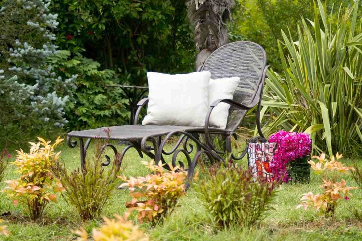 Skapa en fristad i trädgården med solstolar och en relaxavdelning