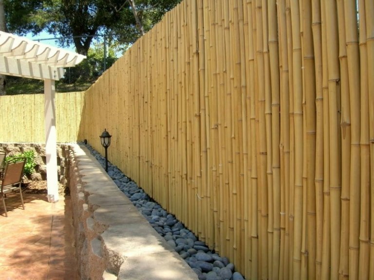 trädgård sekretess skärm staket bambu pinnar grus pergola