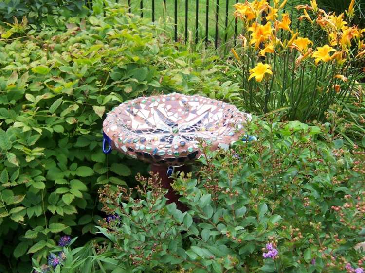 trädgårdskulpturer gör-det-själv fågelbad mosaikbuskar påskliljor