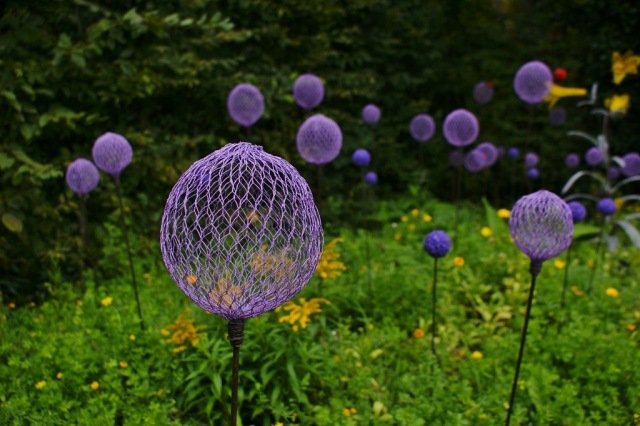 Gör-det-själv trädgårdsskulpturer lila nätbollar prydnads lökoptik