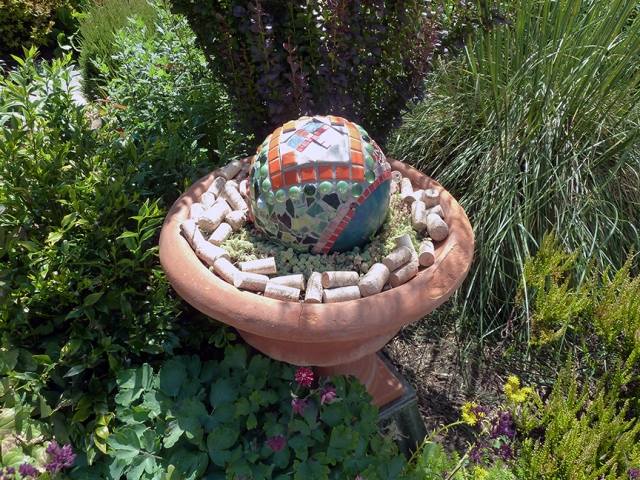 DIY trädgårdsskulpturer mosaikbetongkula