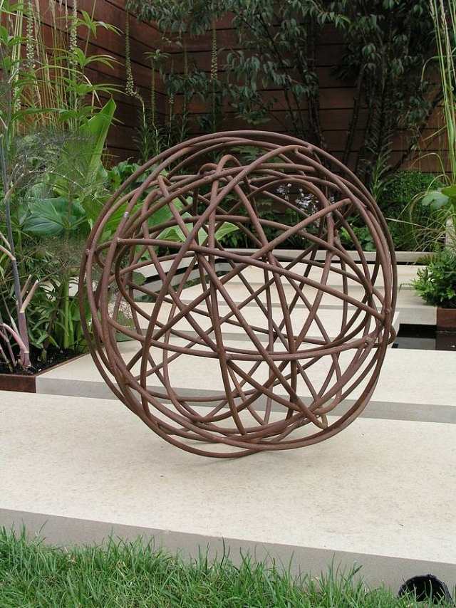 trädgård skulptur idé järn boll inslagna