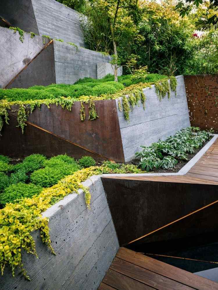 intressant trädgårdsdesign på sluttningen stödmur gjord av betongstål geometriska former