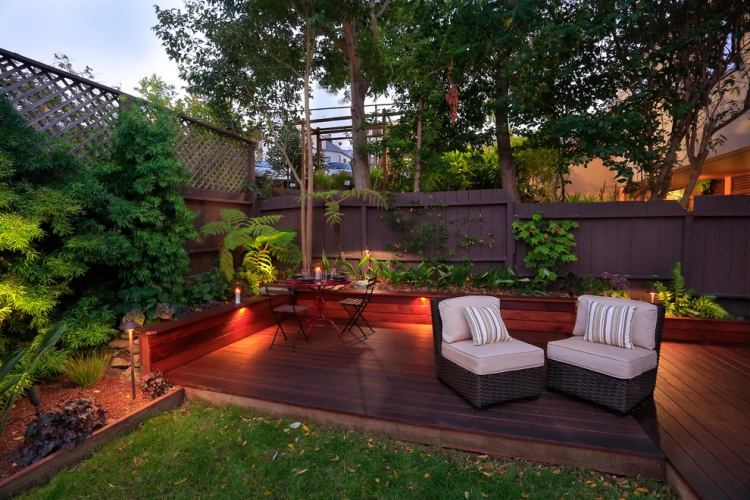 trädgård-terrass-skapa-trä-golv-integritet staket-pollare lampor