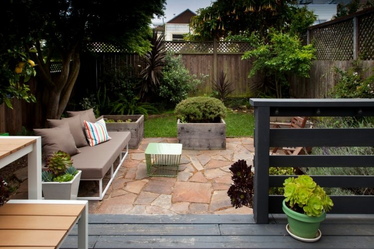 trädgård-terrass-natursten-plattor-golv-aluminium-soffa-ram-två-nivåer