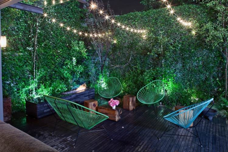 trädgård-terrass-läggning-trä-golvbrädor-betong-trädgård-staket-klättring växter-grönt-fairy lampor