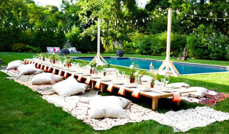 bordsdekoration trädgård pool fest sittdyna fairy lights idé